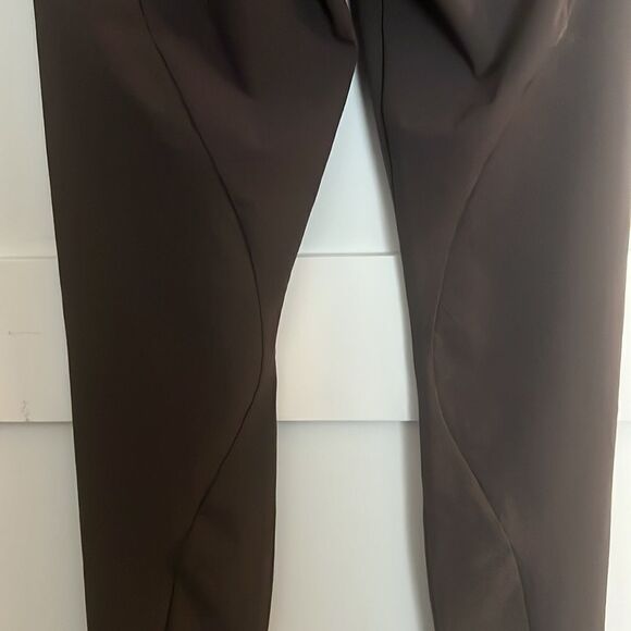 Athleta Quest Hybrid Tights. Pockets on both sides. Zipper in the back. 30 - Picture 6 of 8